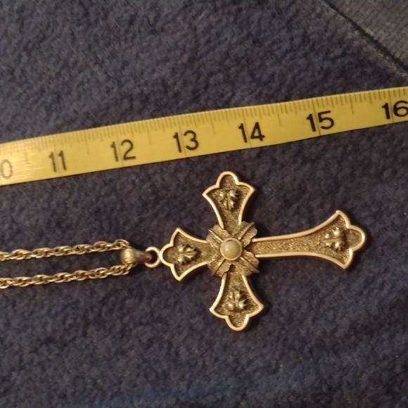 Sarah Coventry cross necklace gold - Picture 6 of 7